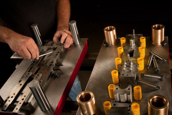 Những Ưu Điểm Của Việc Cắt Chữ CNC Bằng Tia Laser